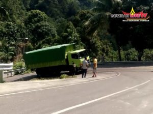 Jalan ke Objek Wisata Mandeh Terancam Hancur