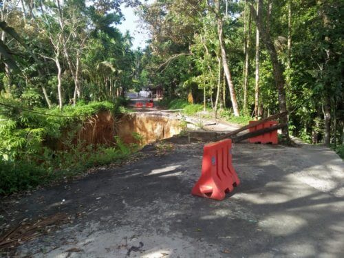 Jalan lonsor di jalan utama sungai geringing padang Pariaman