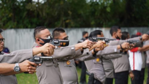 Puluhan Personel Ditlantas Polda Sumbar Gelar Latihan Menembak