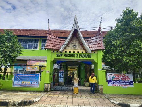 Belajar Tatap Muka Di SMPN 3 Padang Mengikuti Protokol Kesehatan Covid 19