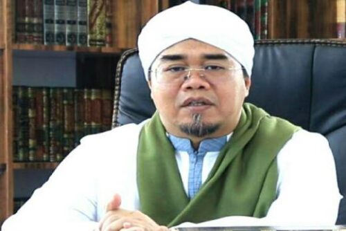 Ketua MUI Sumbar mengimbau kepada muslimah Minangkabau agar tidak melepas jilbab dimana pun