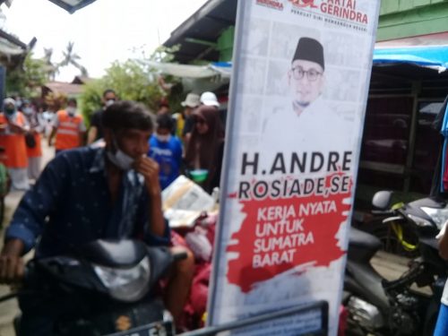 Andre Rosiade berbagi Sembako Dengan Masyrakat Ganting Parak Gadang