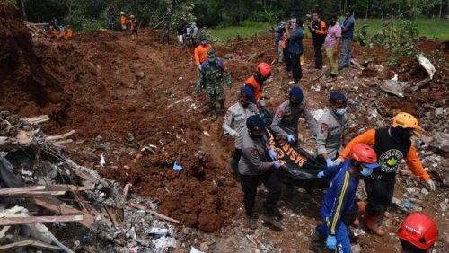 Longsor di Nganjuk, Jawa Timur - Evakuasi Tim Gabungan dari polisi, TNI, BPBD, dan Basarnas