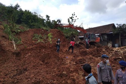 Longsor di Nganjuk, Jawa Timur - Evakuasi Tim Gabungan dari polisi, TNI, BPBD, dan Basarnas