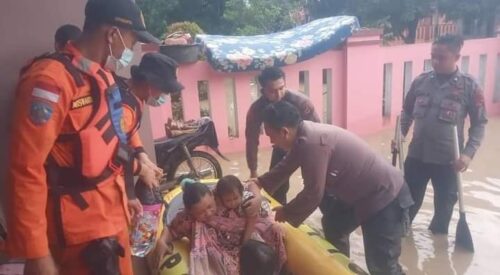 Gabungan Tim SAR Evakuasi Warga Korban Banjir di Majalengka