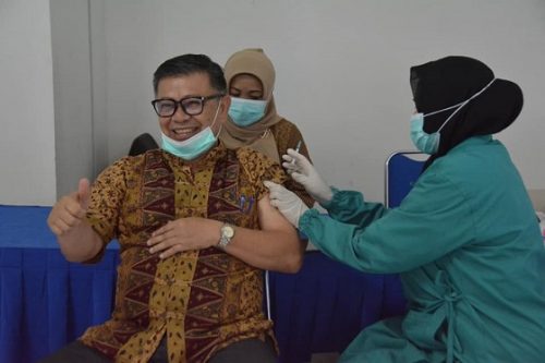 62 ASN dan 217 Tenaga Pendidik Di Padang Panjang Divaksinasi