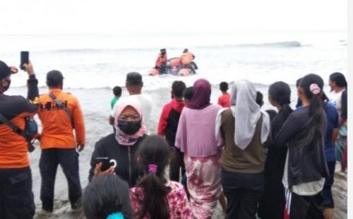 Terseret ombak laut di Pantai Karang Labung, Akhirnya Tim SAR gabungan temukan satu dari dua korban 