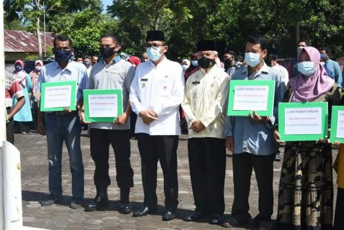 11 unit mesin perontok gabah Resmi Diserahkan Wako Hendri Septa Kepada Petani 