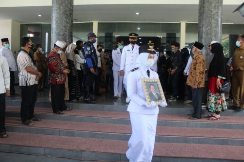 Penghormatan Terakhir Diberikan Gubernur Mahyeldi Pada Jenazah Alm Rusdi Lubis Secara Hitmat 