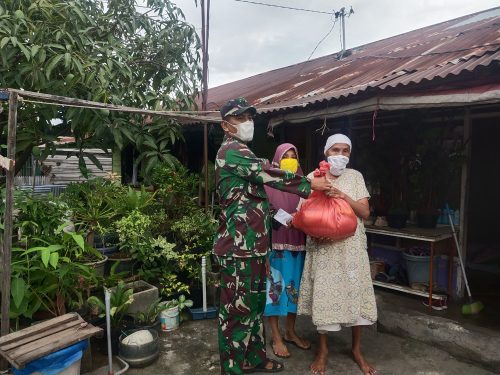 Babinsa Ganting Parak Gadang menyerahkan sembako pada warga 