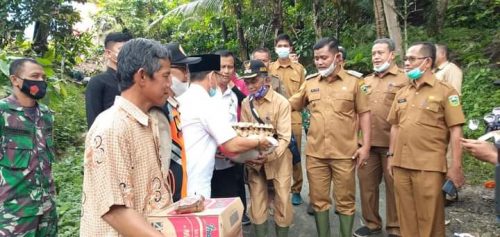 Penyerahan Bantuan Logistik Dari Pemda Kab. Solok Kepada Korban Bencana Longsor di Jorong Pangkua Kociak