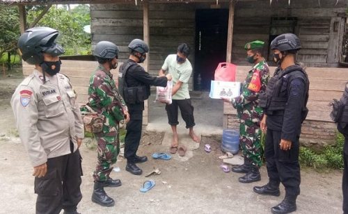 Sinergitas TNI-POLRI, Kompi 3 Yon B Pelopor Sumut Bagikan Sembako Kepada Masyaraka