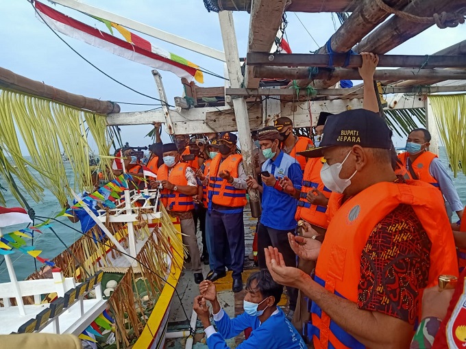 Tradisi Larung Kepala Kerbau Pesta Lomban Di Kawal Dan Amankan Polres ...