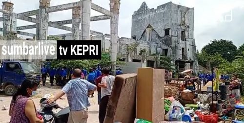 PENGGUSURAN PASAR INDUK KOTA BATAM DI KABARKAN ADA YANG MENINGGAL DUNIA AKIBAT SYOK LAPAK NYA DI BONGKAR