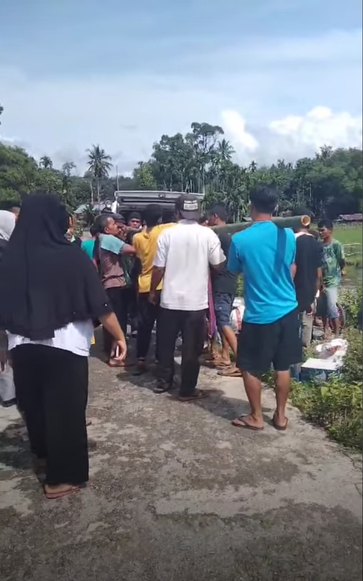 Viral,warga Membawa Jenazah Dengan Tandu Dari Bambu - Sumbarlivetv