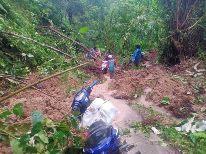 Akses Jalan Warga Maur Hilir Terputus Akibat Longsor