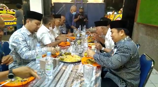 Rombongan Gubernur Sumbar Mahyeldi Ansharullah Dan Awner Restoran Kebuli Sultan Padang Makan Bersama