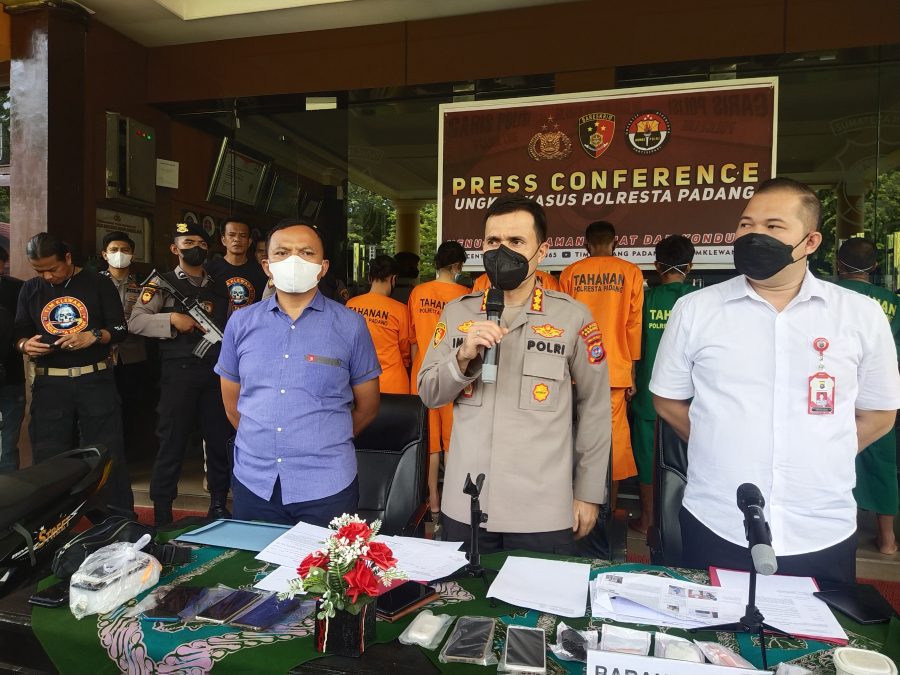 Kapolres padang Kombes Pol Imran Amir didampingi oleh Kasat Reskrim Dedy Adriansyah P. SH. dan Kasat Narkoba,Kompol Al Indra,Saat jumpa pers 