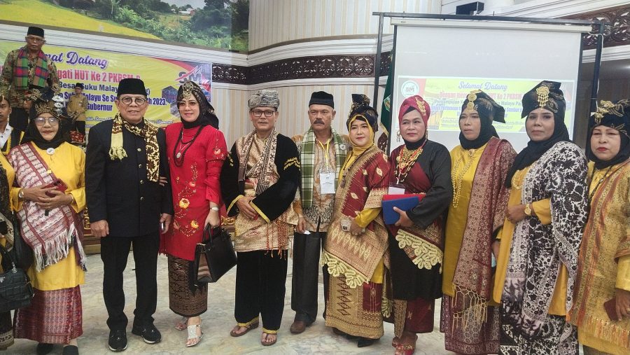 Foto bersama Ketua PKB-SMP Syafruddin Rajo Batuah Dengan keluarga Besar Suku Melayu kota Padang